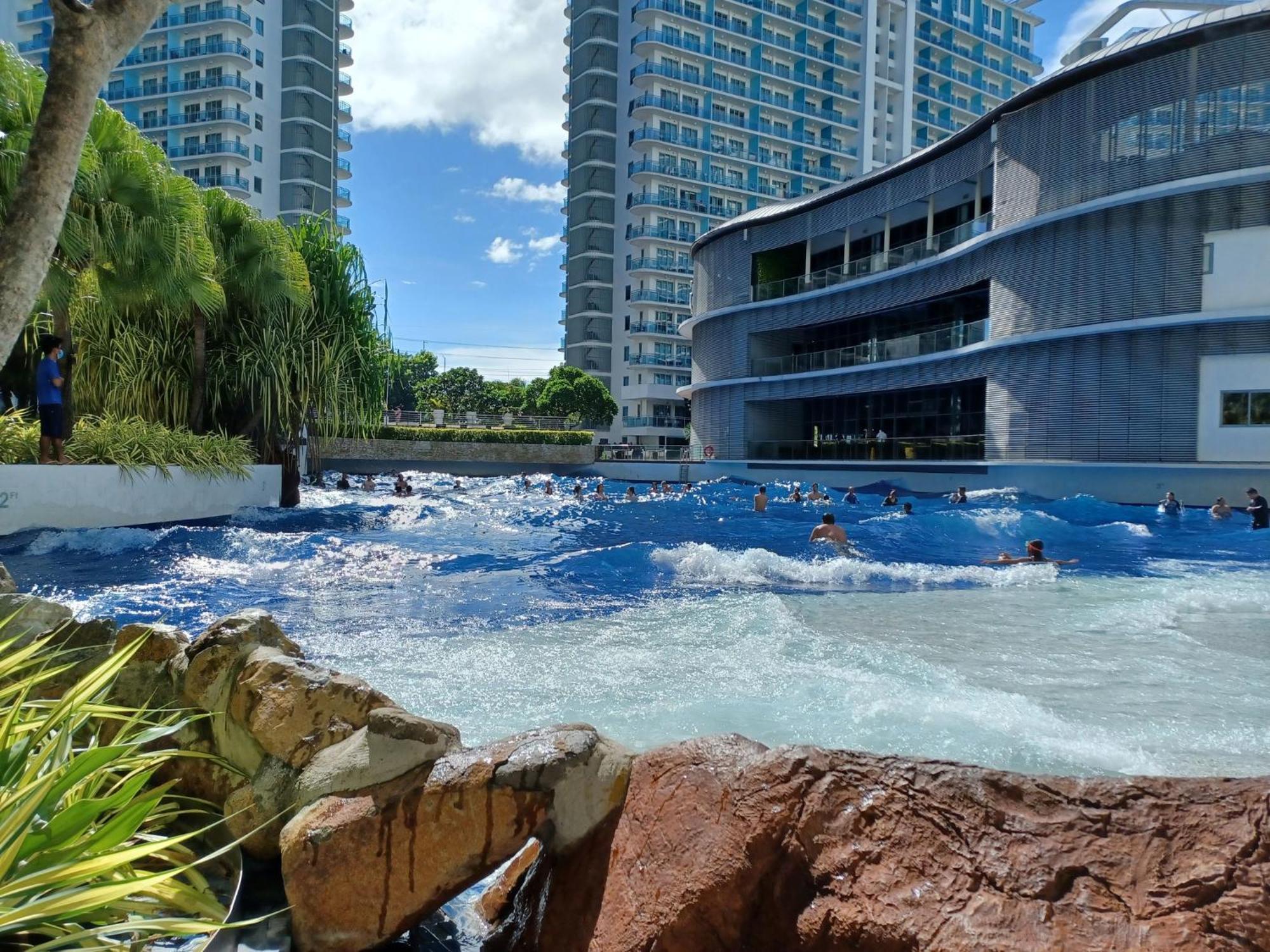 Manila Urban Resort At Azure Eksteriør billede