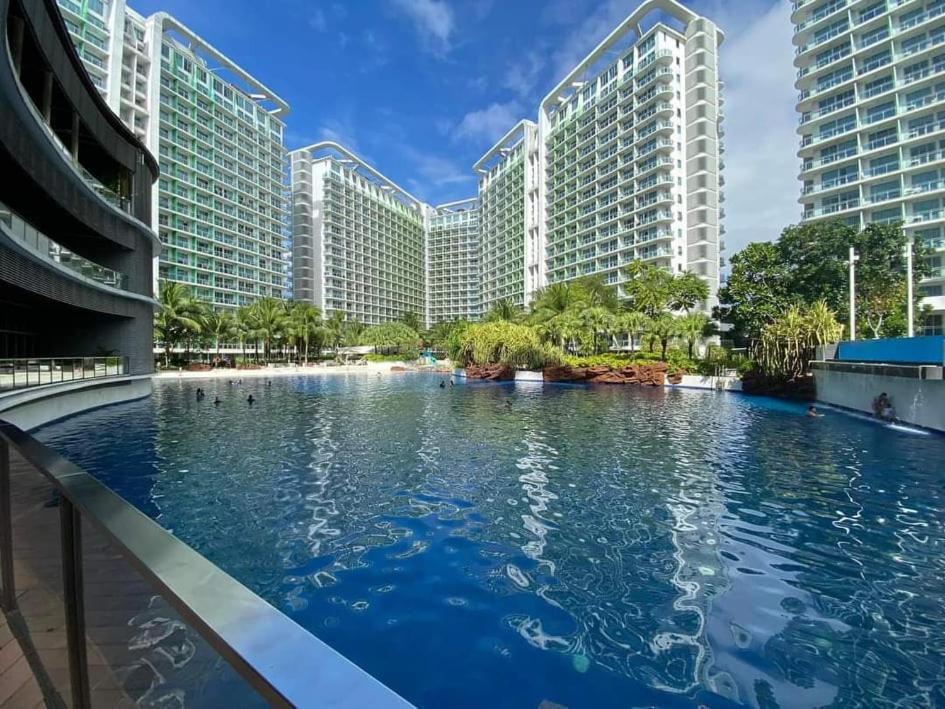 Manila Urban Resort At Azure Eksteriør billede