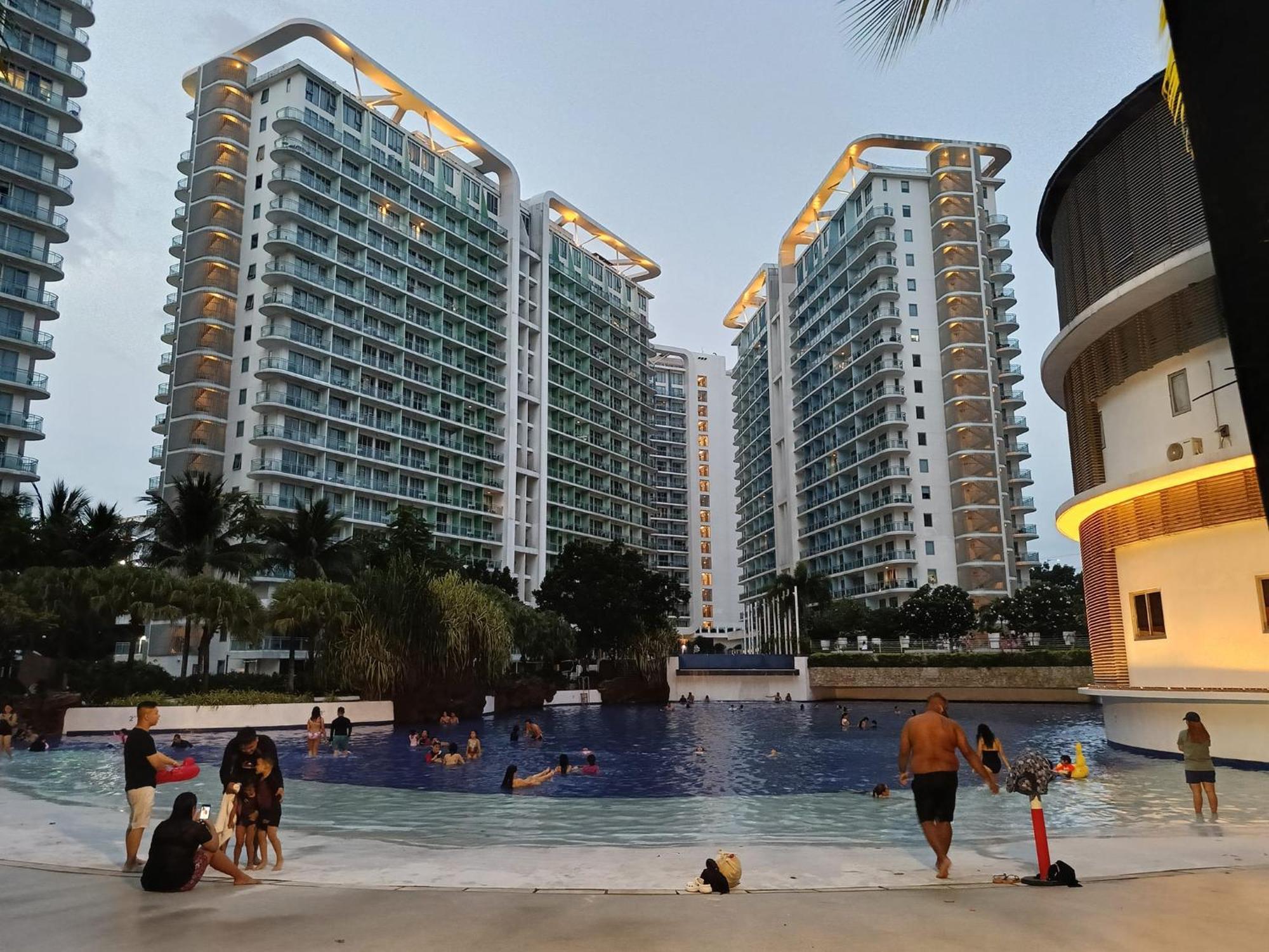 Manila Urban Resort At Azure Eksteriør billede