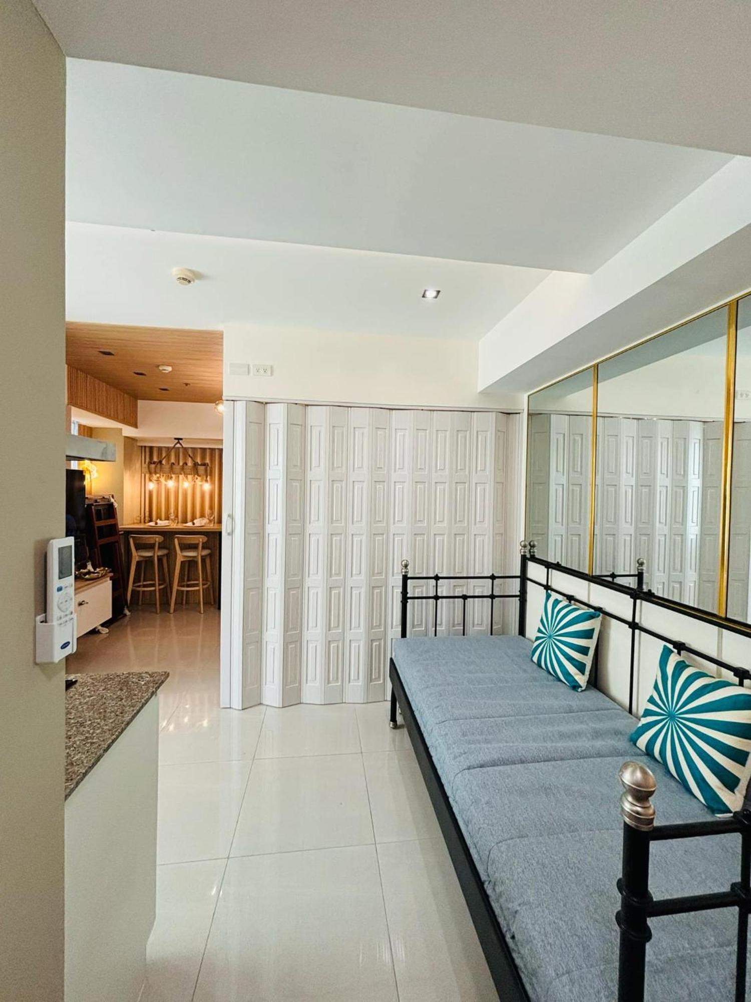 Manila Urban Resort At Azure Eksteriør billede