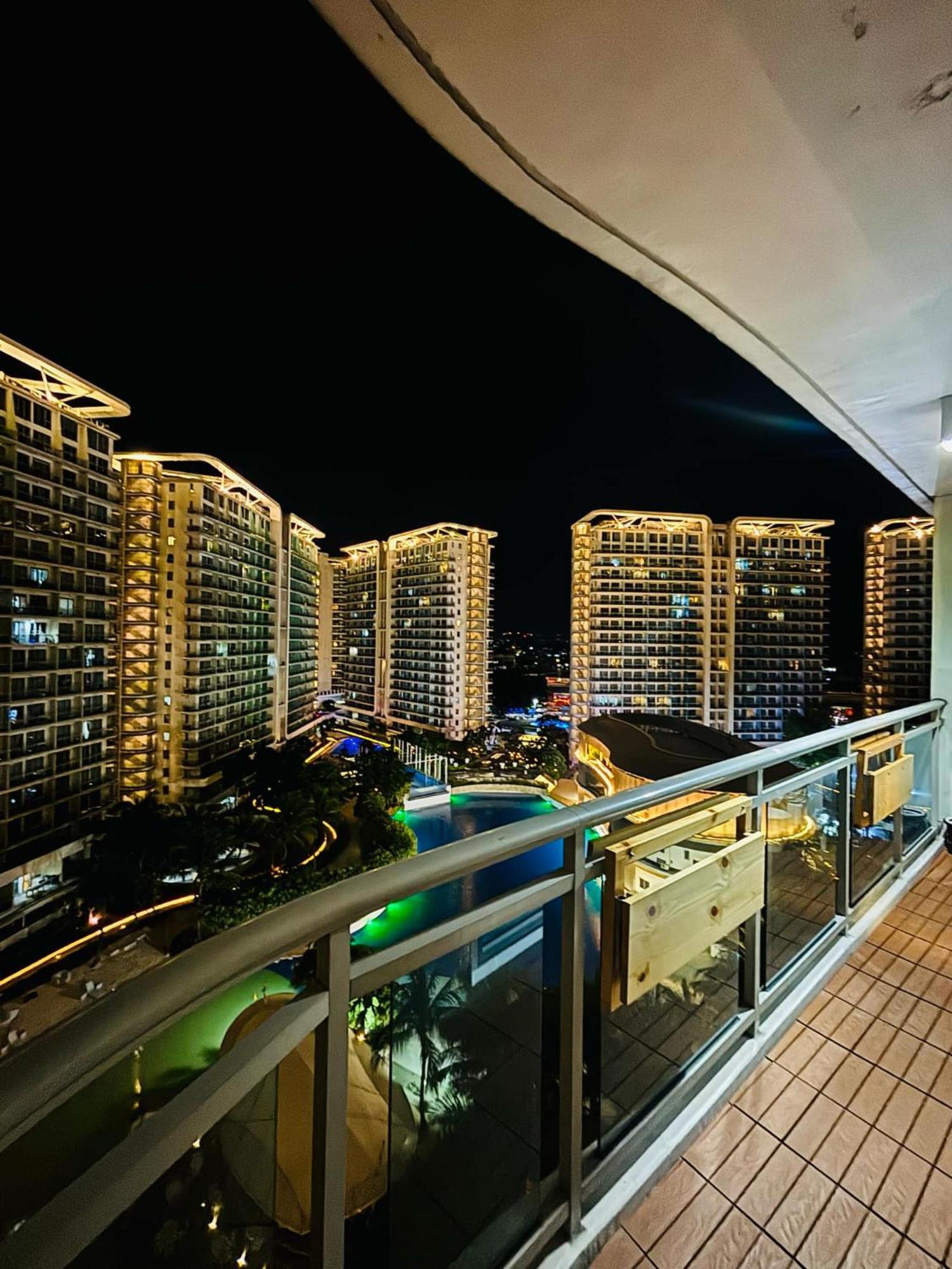 Manila Urban Resort At Azure Eksteriør billede
