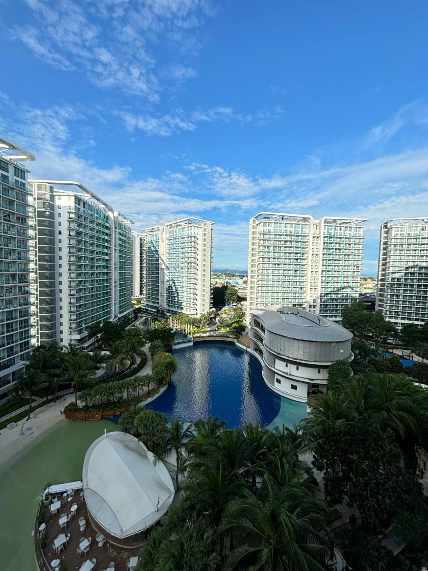 Manila Urban Resort At Azure Eksteriør billede