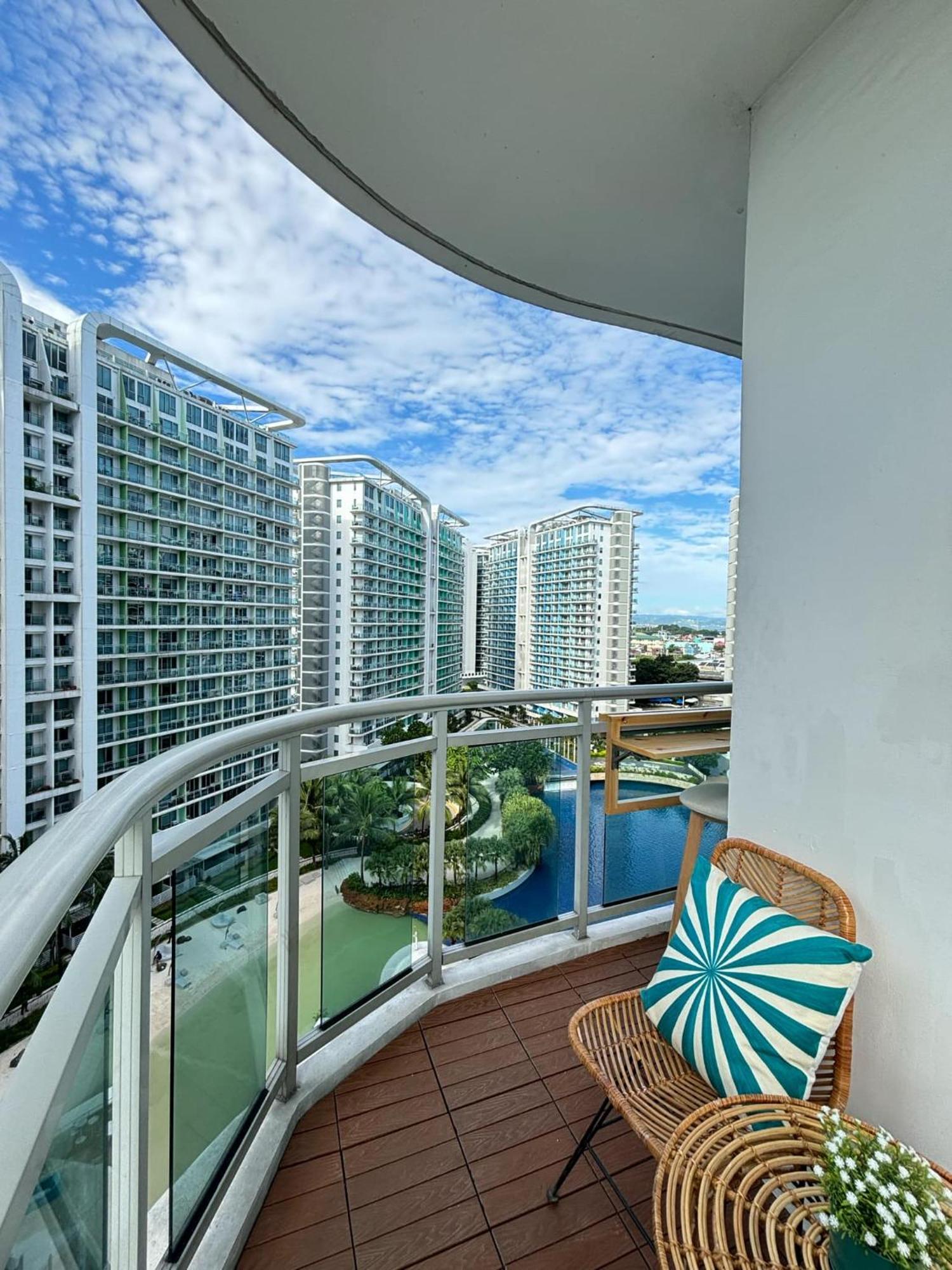 Manila Urban Resort At Azure Eksteriør billede