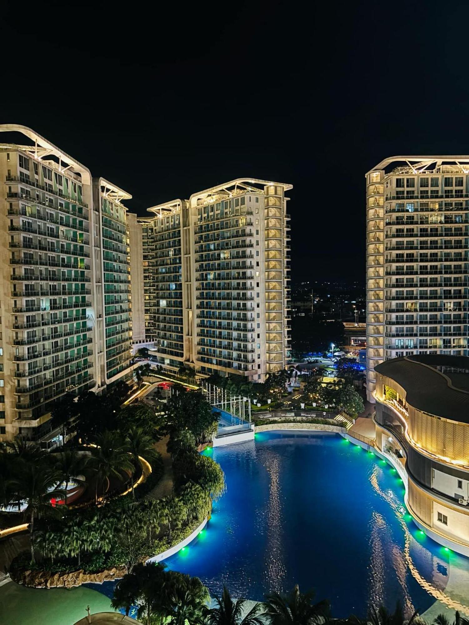 Manila Urban Resort At Azure Eksteriør billede