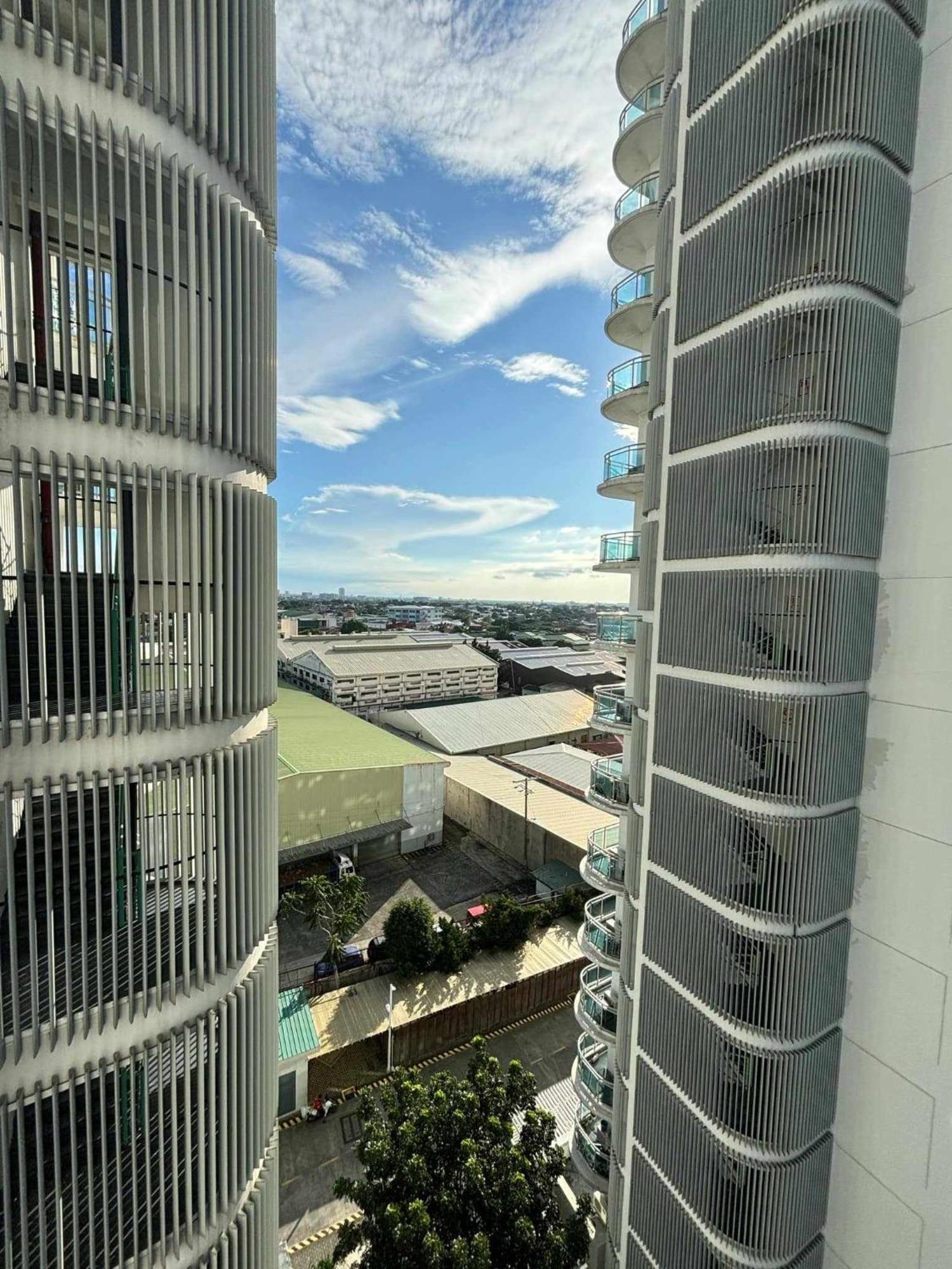 Manila Urban Resort At Azure Eksteriør billede