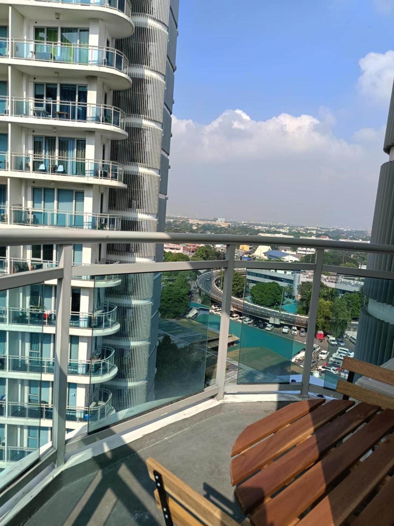 Manila Urban Resort At Azure Eksteriør billede