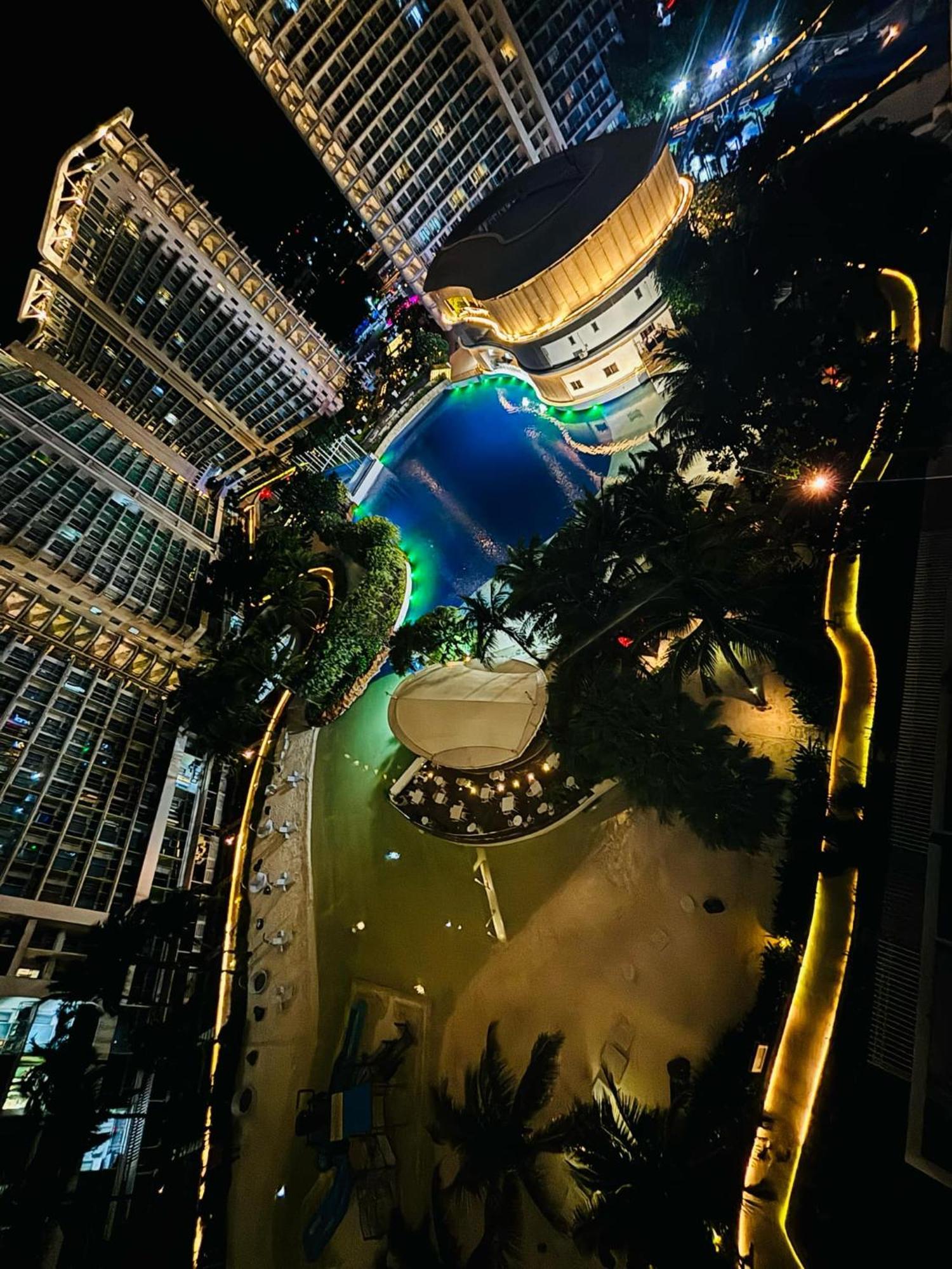 Manila Urban Resort At Azure Eksteriør billede