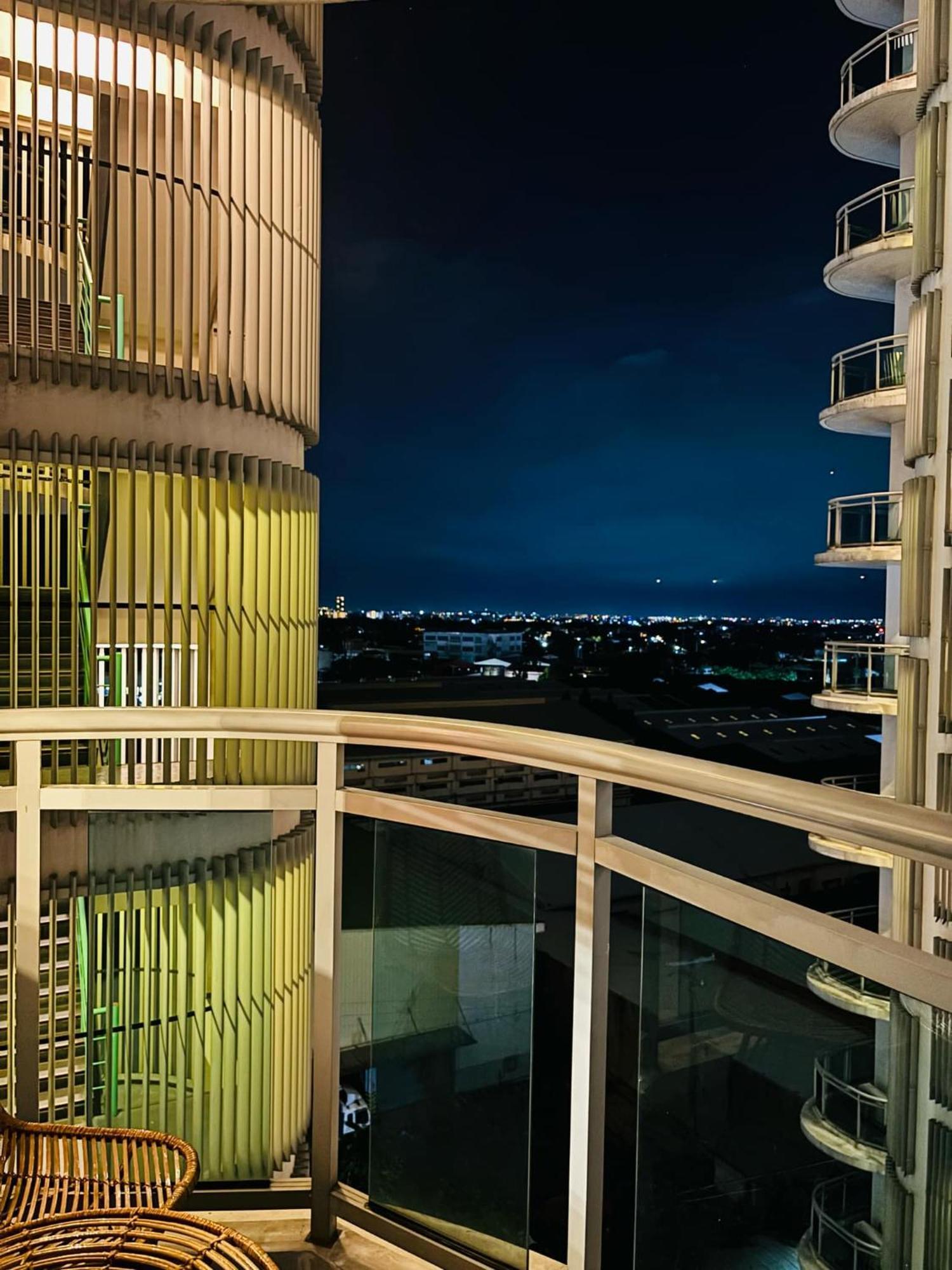 Manila Urban Resort At Azure Eksteriør billede